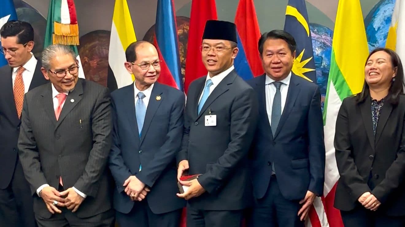 Menteri Luar Negeri (Menlu) Sugiono bersama perwakilan ketiga negara di sela-sela rangkaian High-Level Week Sidang Majelis Umum ke-81 Perserikatan Bangsa-Bangsa (PBB) di New York, Amerika Serikat, Rabu (23/9/2026) waktu setempat. (Foto: Kemlu RI)