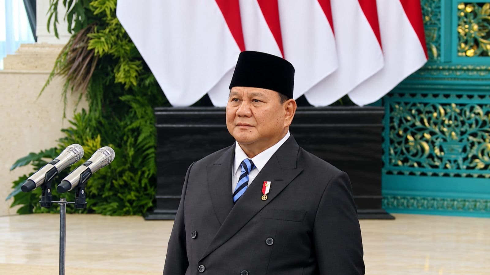 Presiden Prabowo Subianto melantik dan mengambil sumpah sejumlah menteri, wakil menteri, serta pejabat negara dalam upacara di Istana Negara, Jakarta, Kamis (1/10/2026). (Soource: Tangkapan Layar Kanal Youtube BPMI Setpres)