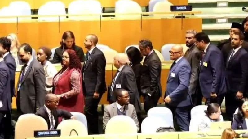 Tangkapan layar kursi delegasi Indonesia yang kosong menyusul aksi walk out saat PM Israel Benyamin Netanyahu melakukan pidato di Sidang Umum PBB, New York, Kamis (24/9/2026). (Foto: Kemlu)