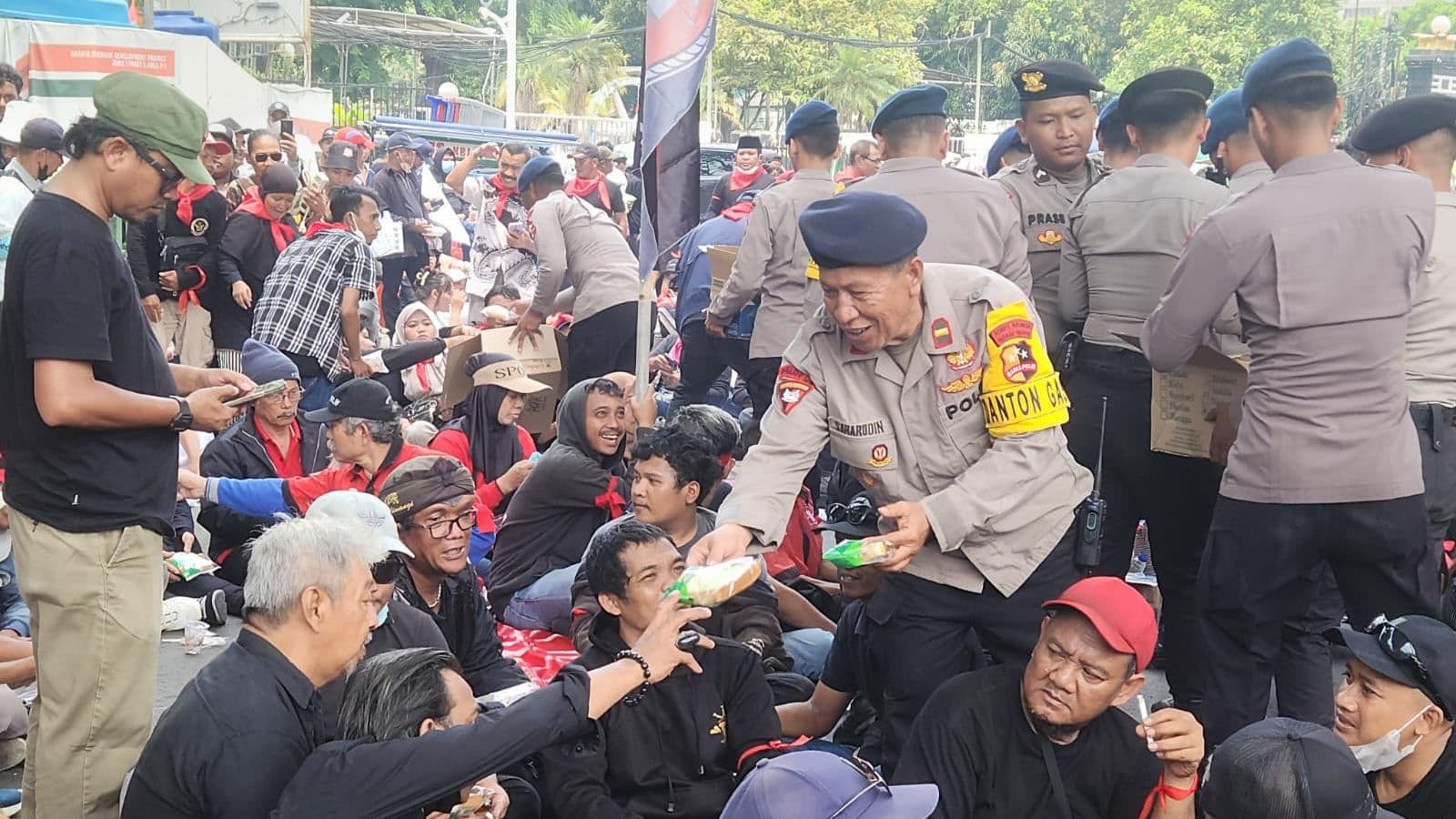 Anggota Polisi bersama massa aksi 24 September 2026. (Foto: Humas Polri)to