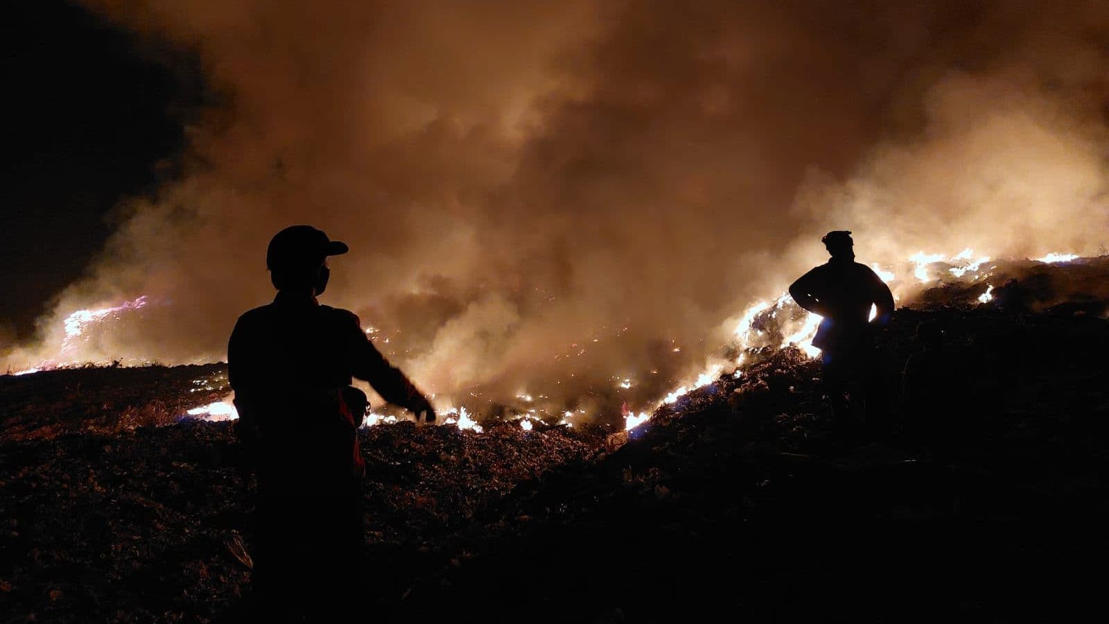 ebakaran melanda area Tempat Pemrosesan Akhir (TPA) Jatibarang, Kelurahan Kedungpane, Kecamatan Mijen, Kota Semarang, Jawa Tengah. (Foto: BNPB)