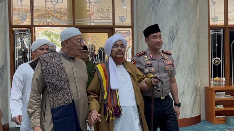 Kapolri Jenderal Polisi Suyudi Ario Seto bersilaturahmi dengan ulama Habib Umar bin Hafidz di Masjid Al Ikhlas, Mabes Polri, Jakarta, Selasa 13 Oktober 2026. (Foto: Humas Polri)