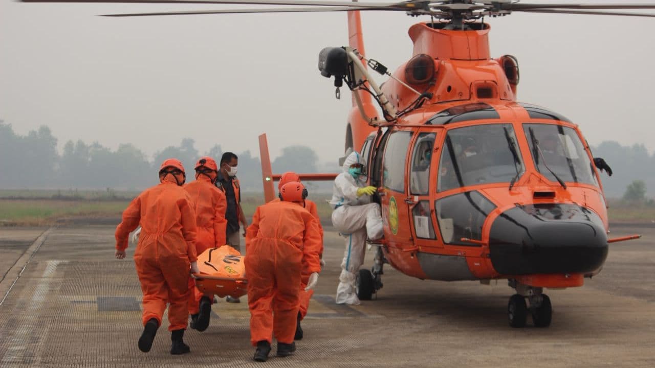 Dua Helikopter Basarnas Evakuasi 7 Korban KM Virgo Transport 8. (Foto: Basarnas RI)