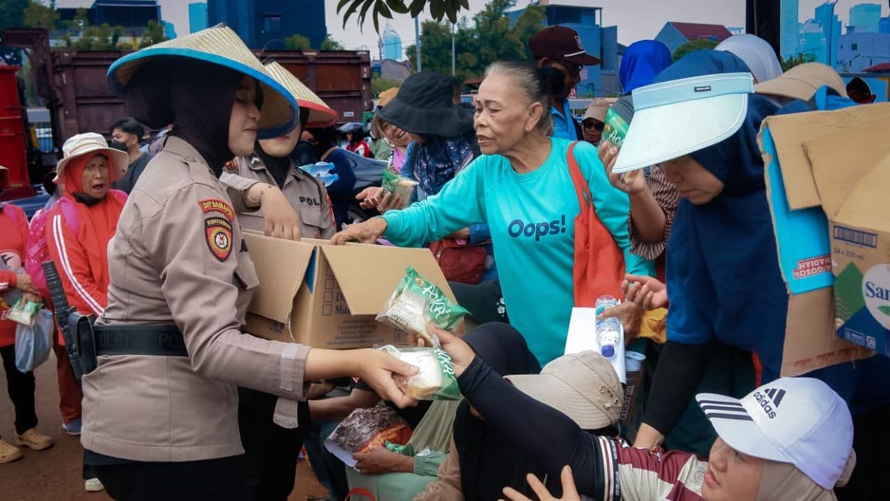Polda Metro Jaya membagikan air minum dan makanan ringan kepada masyarakat yang mengikuti kegiatan penyampaian aspirasi di sejumlah lokasi di Jakarta, Kamis (24/9/2026). (Foto: Humas Polda Metro Jaya)