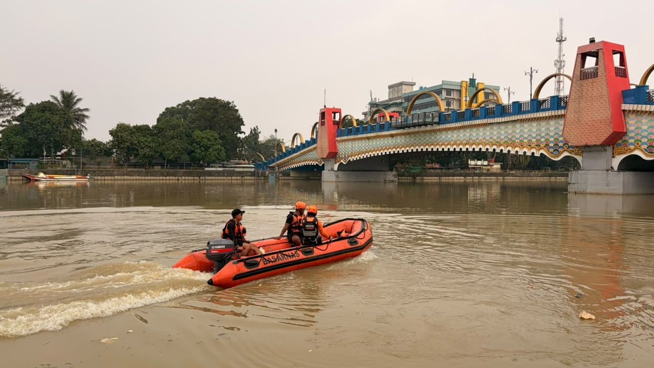 Tim SAR gabungan masih melakukan pencarian terhadap seorang pria yang diduga tenggelam di aliran Sungai Cisadane, sekitar Jembatan Grendeng, Kota Tangerang, Banten. (Foto: Basarnas)