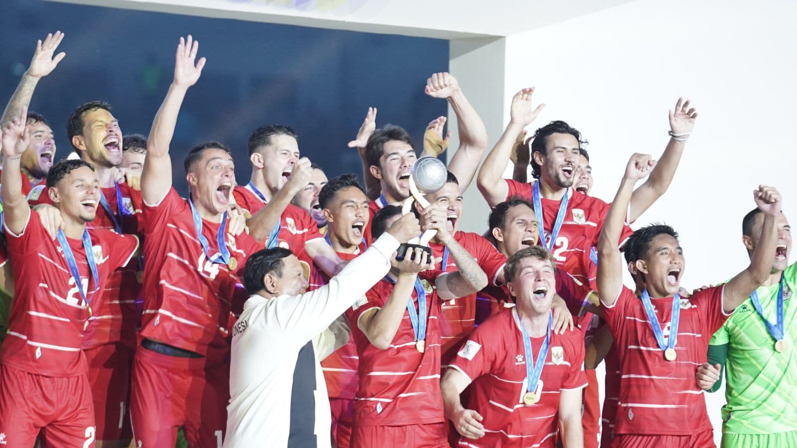 Presiden RI Prabowo Subianto ikut merayakan momen bersejarah Timnas Indonesia setelah berhasil menjuarai FIFA ASEAN Cup 2026. (Foto: Bakom RI)