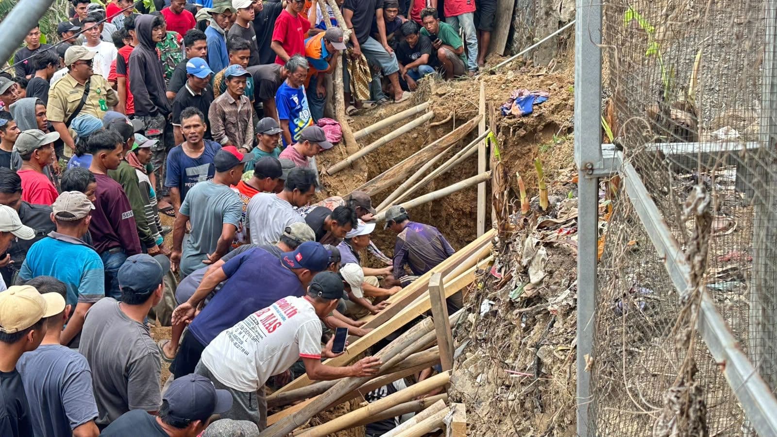 Tanah longsor terjadi di Desa Tlagasana, Kecamatan Watukumpul, Kabupaten Pekalongan, Provinsi Jawa Tengah, pada Selasa (6/10) pukul 10.30 WIB. Peristiwa tersebut menyebabkan dua orang meninggal dunia. (Sumber Foto: BPBD Kabupaten Pekalongan)