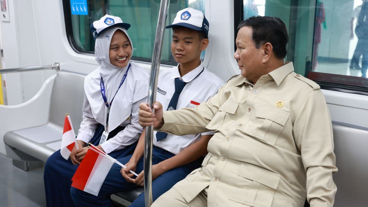 Mahasiswa Antusias Bertemu Prabowo Saat Peresmian LRT Kelapa Gading-Manggarai