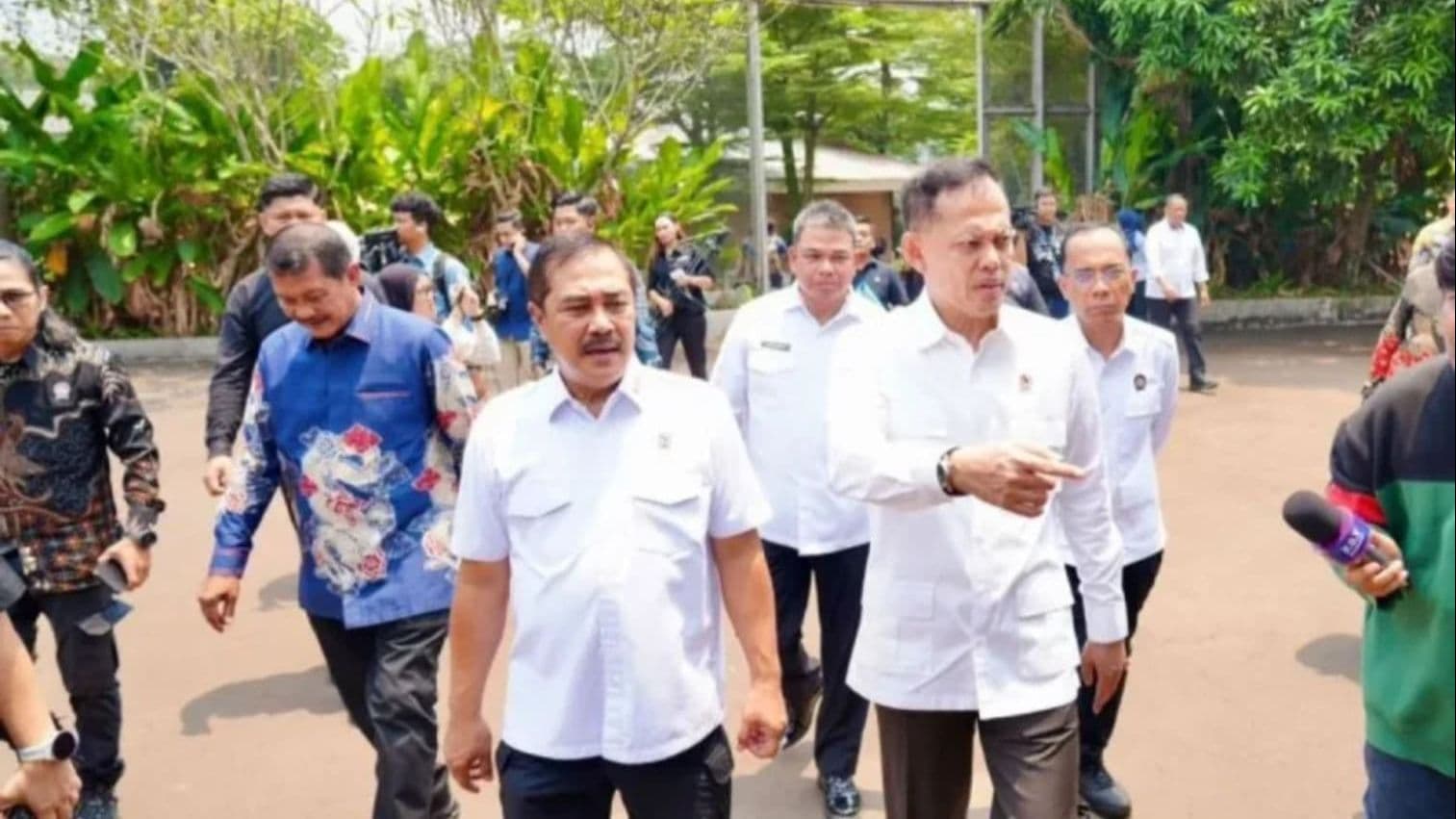 Menteri Imigrasi dan Pemasyarakatan Agus Andrianto (kiri), bersama Kepala Bappisus Aris Marsudiyanto, mengecek fasilitas hunian di Lapas Kelas IIA Cibinong, Jawa Barat, Jumat (25/9/2026). (Foto: Humas Kemenimipas)