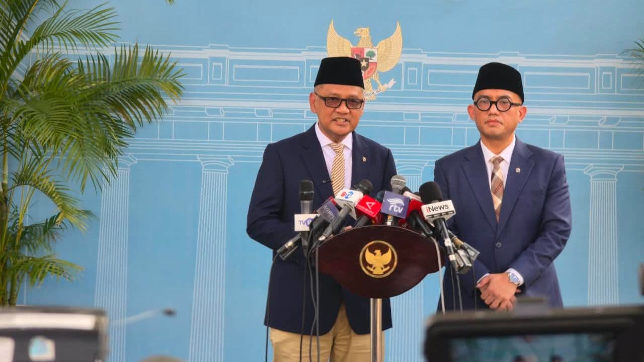 Menteri Haji dan Umrah Mochammad Irfan Yusuf (kiri). (Foto: Bakom RI)