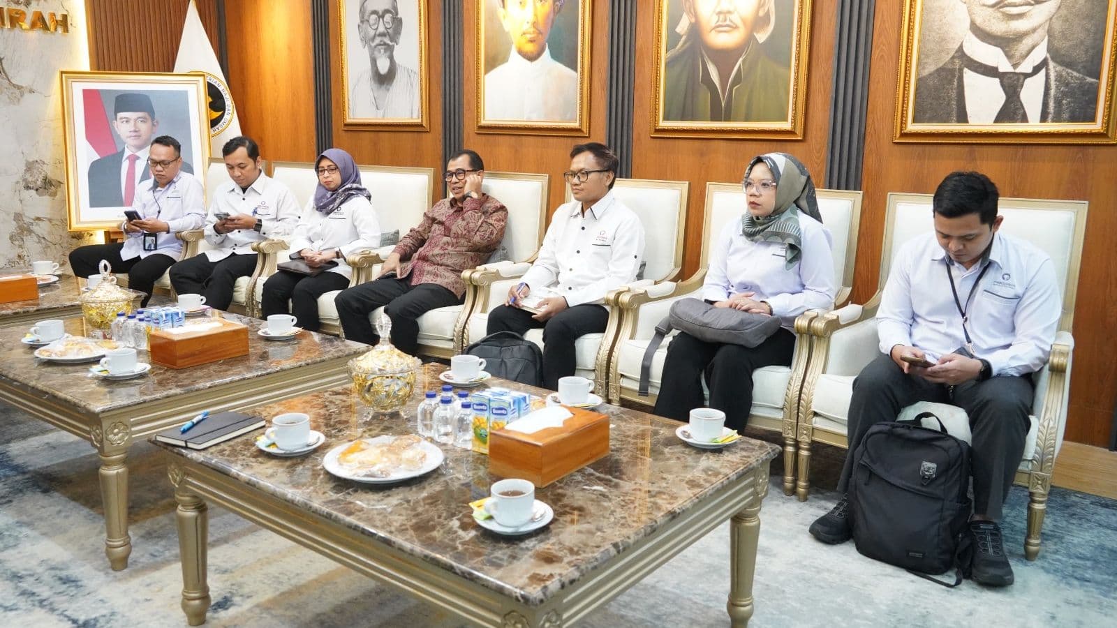 Ombudsman RI menyerahkan Laporan Hasil Pengawasan Penyelenggaraan Ibadah Haji 2026 M/1447 H kepada Wakil Menteri Haji dan Umrah Dahnil Anzar Simanjuntak.. (Foto: Ombudsman)