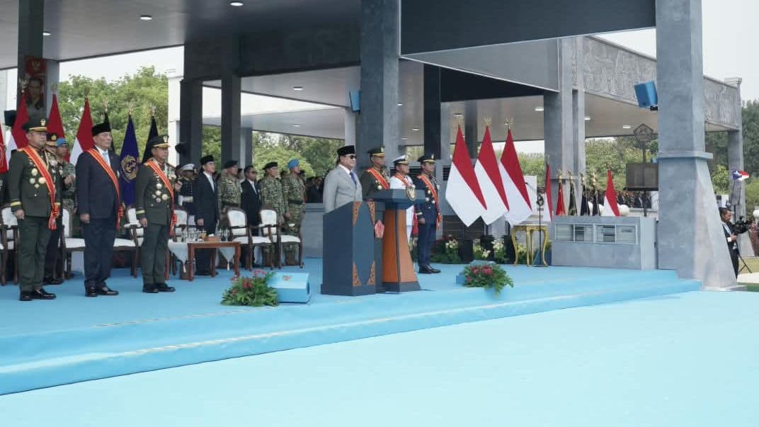 Presiden RI Prabowo Subianto dalam upacara peringatan HUT ke-81 TNI di Lapangan Prima Mabes TNI, Cilangkap, Jakarta, Senin 5 Oktober 2026. (Foto: Bakom RI)