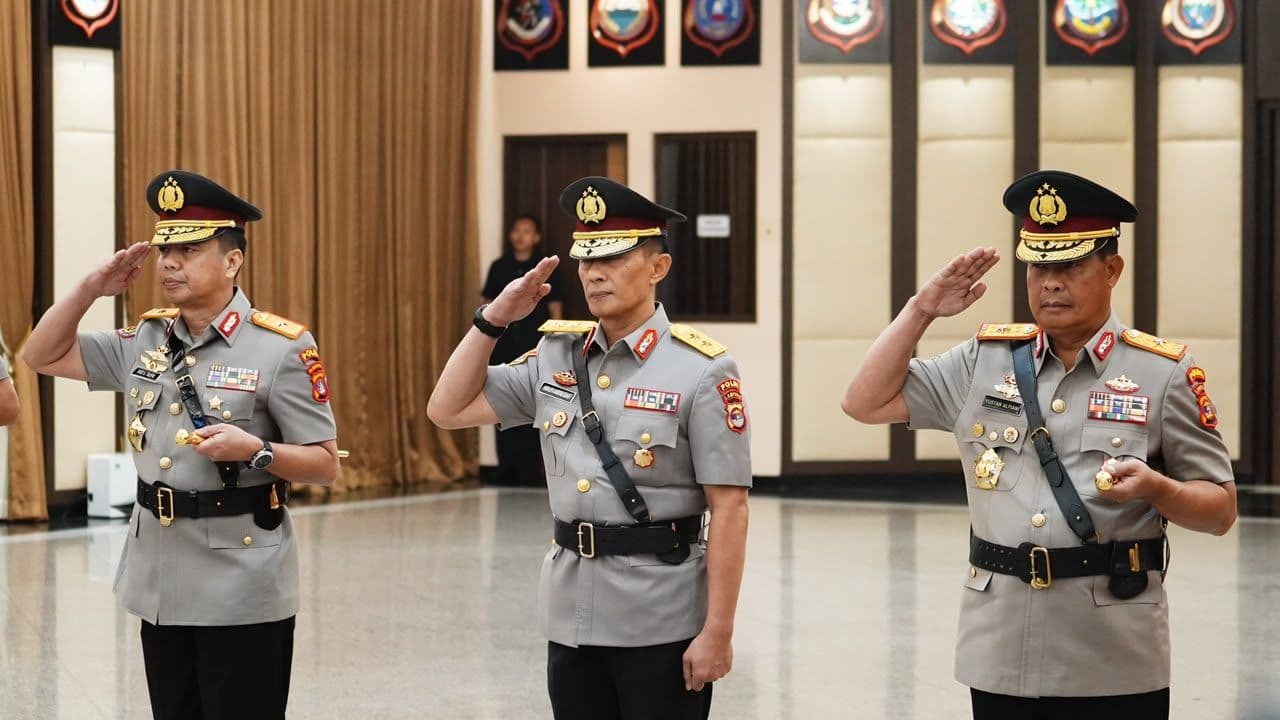 Kapolri memimpin upacara serah terima jabatan (sertijab) Kepala Korps Lalu Lintas (Kakorlantas) Polri dan tiga kepala kepolisian daerah (Kapolda) di Rupattama Mabes Polri, Jakarta, Senin 12 Oktober 2026. (Foto: Humas Polri)
