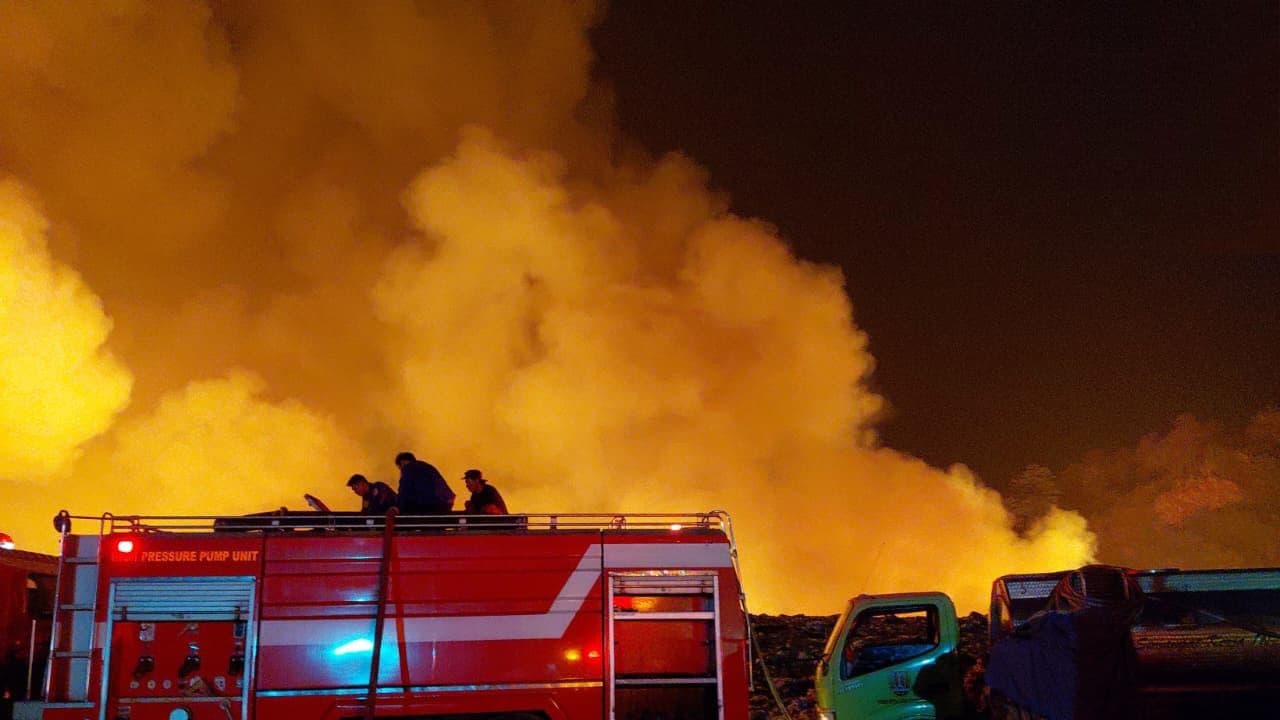 BPBD bersama tim gabungan berusaha memadamkan kebakaran lahan TPA Jatibarang di Kota Semarang, Provinsi Jawa Tengah, Rabu (30/9). (Sumber: BPBD Provinsi Jawa Tengah)