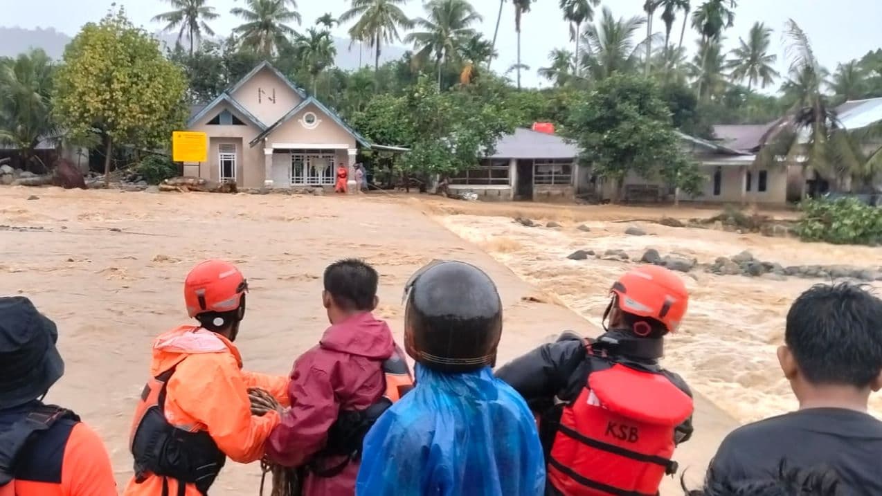 Banjir masih merendam sejumlah wilayah permukiman di Kota Padang, Sumatera Barat, Minggu (11/10). BPBD bersama unsur terkait melakukan pendataan, evakuasi warga, dan penanganan darurat di wilayah terdampak. (Sumber: BPBD Provinsi Sumatera Barat)
