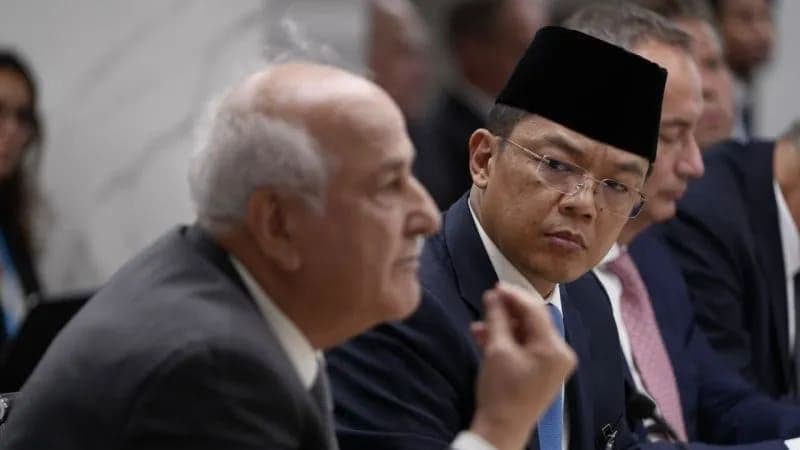Menteri Luar Negeri (Menlu) RI Sugiono (kedua dari kiri), didampingi Wakil Tetap Palestina untuk PBB Riyad Mansour (kiri), dalam pertemuan tingkat tinggi terkait pemulihan awal Jalur Gaza di sela-sela Sidang Majelis Umum PBB pada Rabu (23/9/2026) waktu setempat. (Foto: Info Publik)